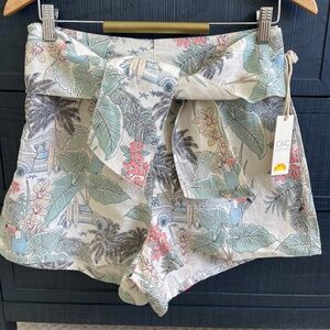 The perfect 100% linen Holiday short! Size 6. NWT palm trees & surfboards 🌴🏄🏽
